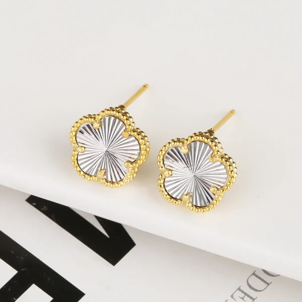 Boucles d&rsquo;oreilles trèfle dorées et argent