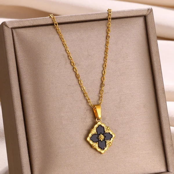 Collier trèfle 4 feuilles or avec pendentif noir