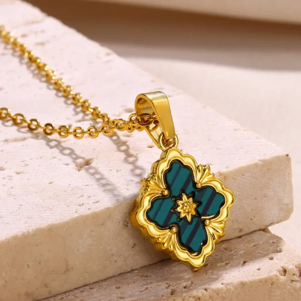 Collier trèfle 4 feuilles or avec pendentif vert