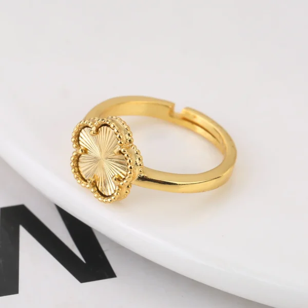 Bague trèfle dorée