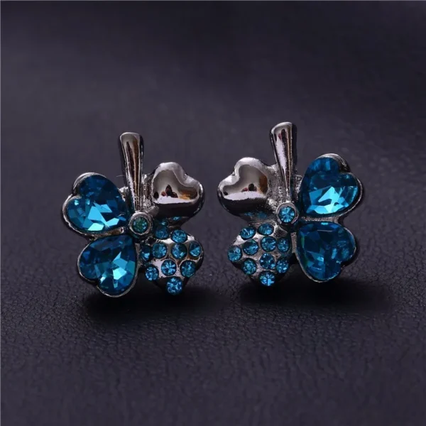 Boucles d&rsquo;oreilles trèfle design bleues et argentées