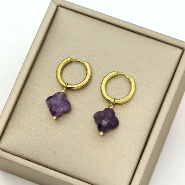 Boucles d&rsquo;oreilles trèfle violettes créoles