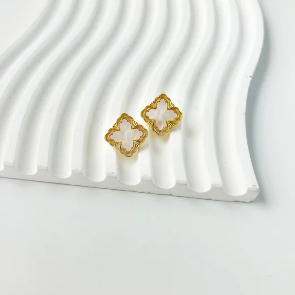 Boucles d&rsquo;oreilles trèfle 4 feuilles blanc et or luxe