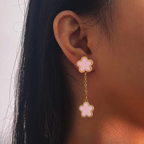 Boucles d&rsquo;oreilles trèfle pendantes roses et dorées