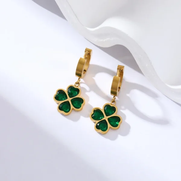 Boucles d&rsquo;oreilles trèfle vert 4 feuilles or créoles
