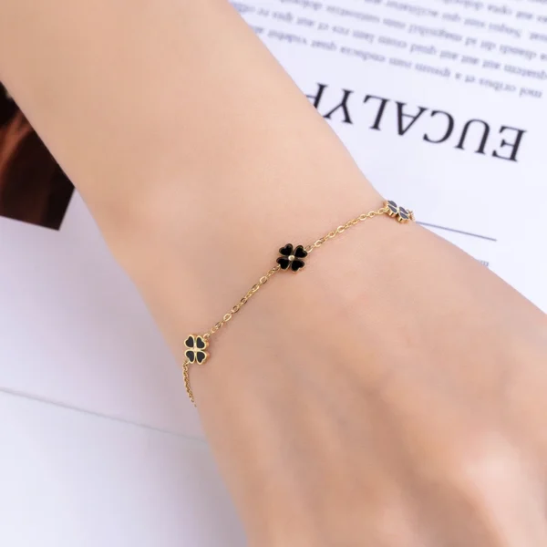 Bracelet or avec trèfles à 4 feuilles noirs