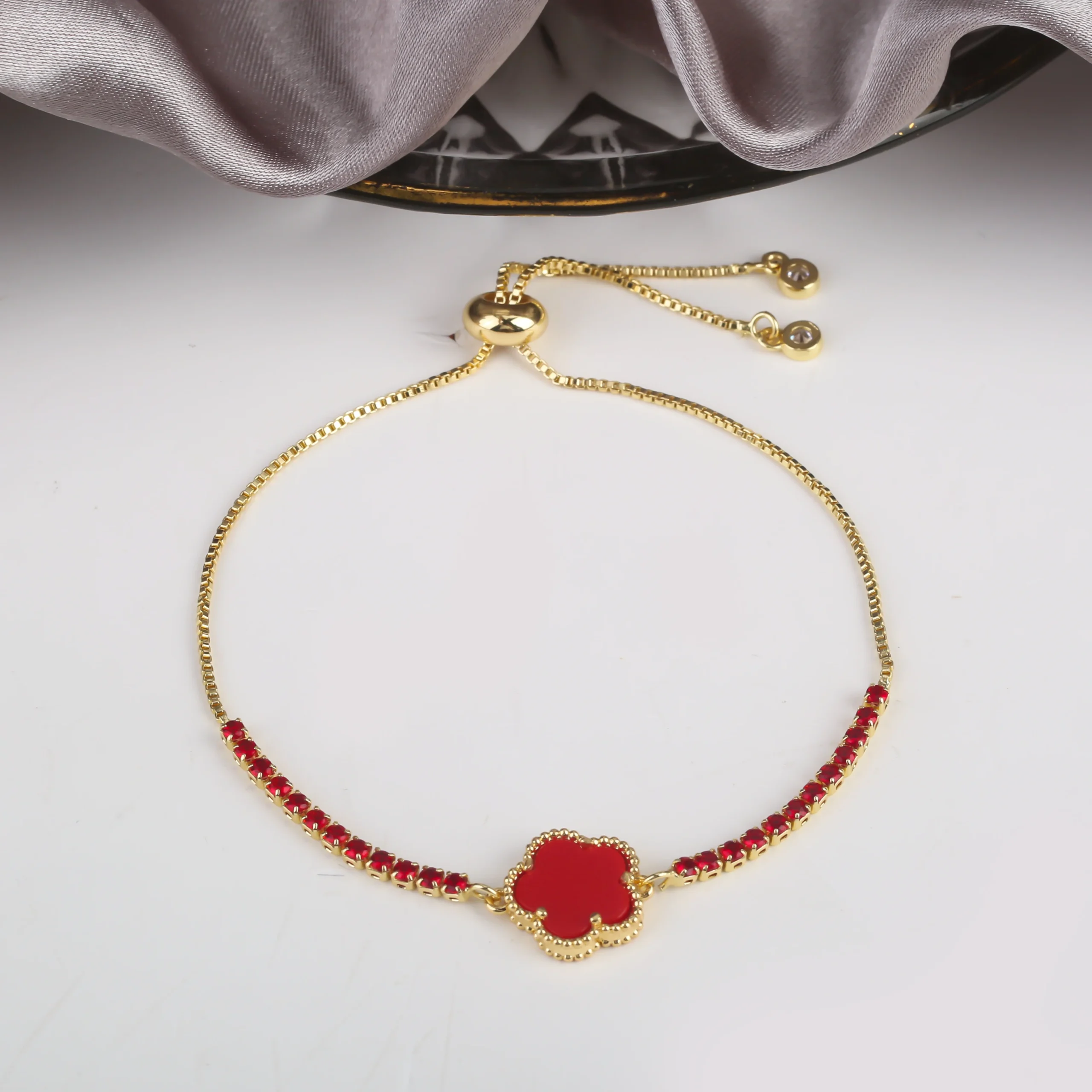Bracelet trèfle à 5 feuilles ajustable rouge et or