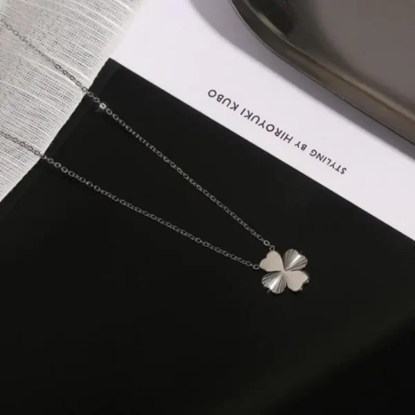 Collier en forme de trèfle à 4 feuilles argent classique