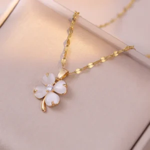 Collier en forme de trèfle à 4 feuilles blanc