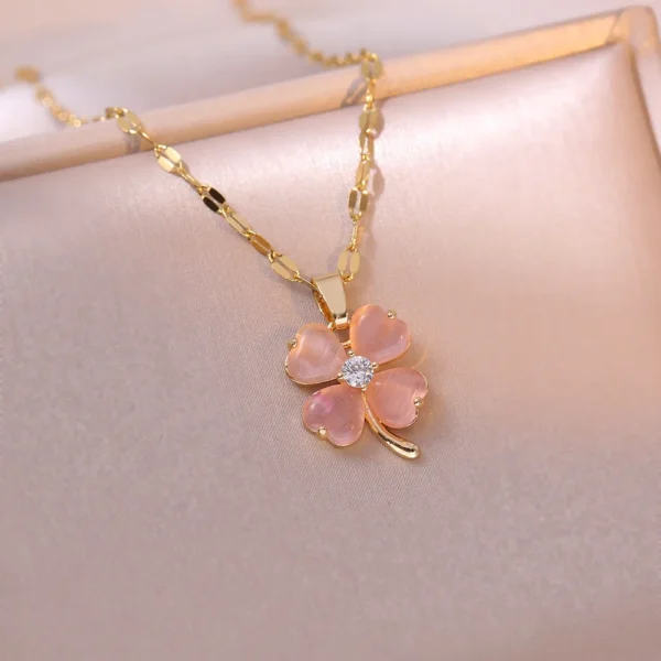 Collier en forme de trèfle à 4 feuilles rose