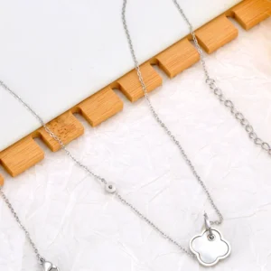 Collier trèfle à 4 feuilles blanc et argent design