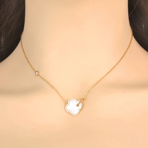 Collier trèfle à 4 feuilles blanc et or design