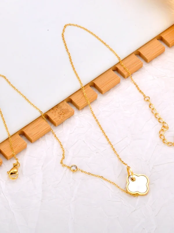 Collier trèfle à 4 feuilles blanc et or design
