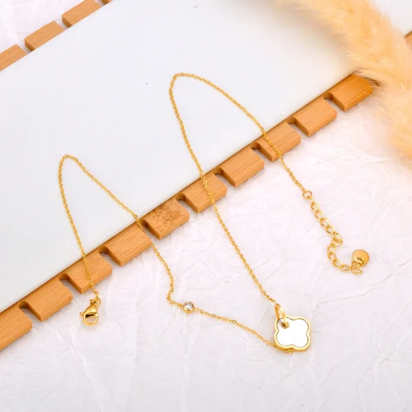 Collier trèfle à 4 feuilles blanc et or design