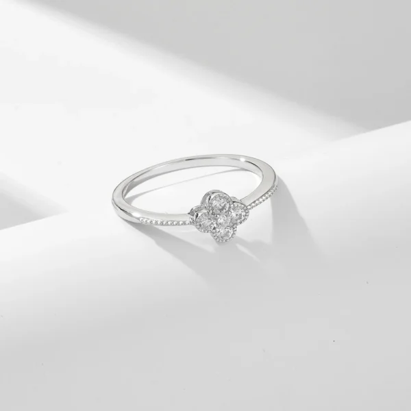 Bague trèfle 4 feuilles argentée avec cristaux
