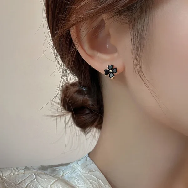 Boucles d'oreilles 4 feuilles noires élégantes dorées
