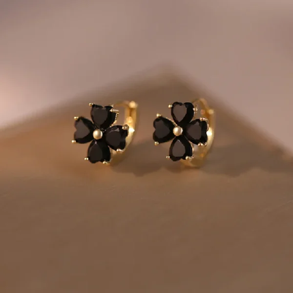Boucles d&rsquo;oreilles 4 feuilles noires élégantes dorées