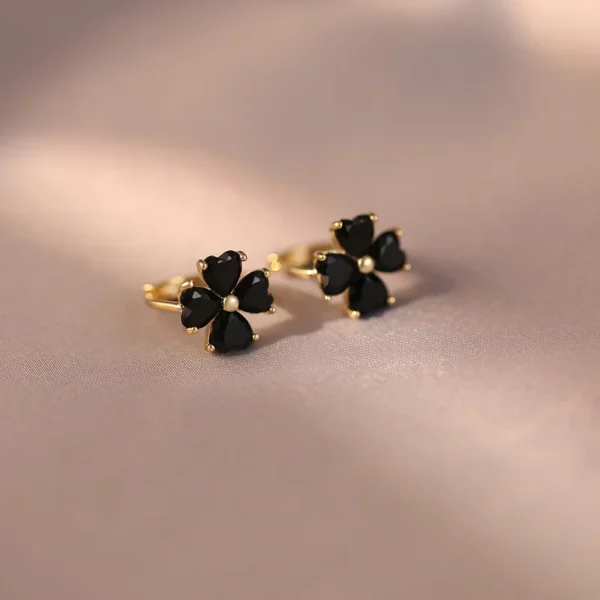 Boucles d'oreilles 4 feuilles noires élégantes dorées