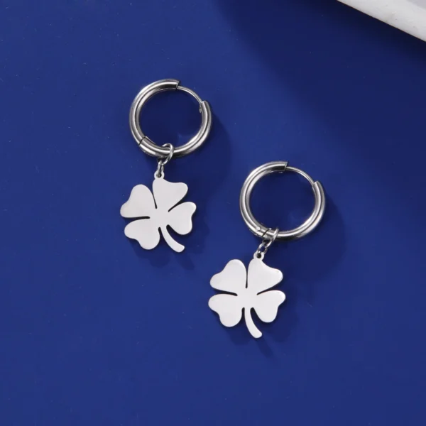 Boucles d'oreilles créoles trèfle 4 feuilles argentées classiques