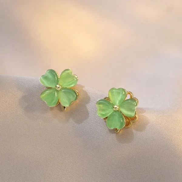Boucles d&rsquo;oreilles dorées avec trèfles verts clairs