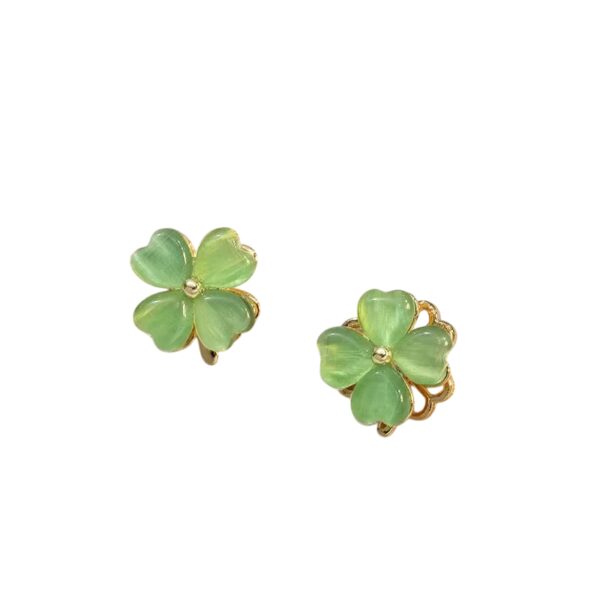 Boucles d'oreilles dorées avec trèfles verts clairs