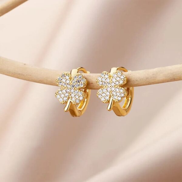 Boucles d&rsquo;oreilles dorées en forme de trèfle à 4 feuilles