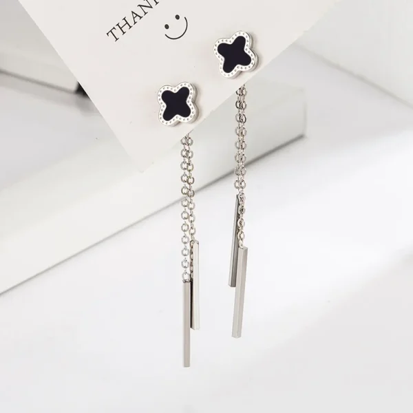 Boucles d&rsquo;oreilles trèfle noir et chaîne argent