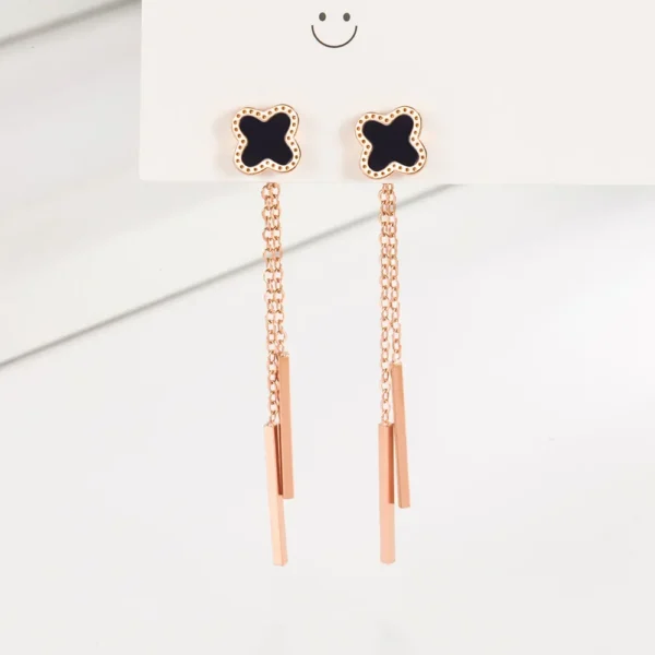 Boucles d&rsquo;oreilles trèfle noir et chaîne rosée