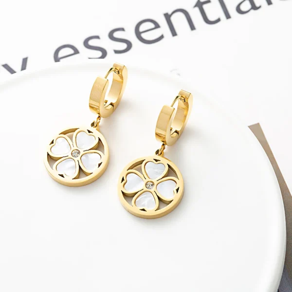 Boucles d&rsquo;oreilles rondes trèfle 4 feuilles blanc et doré