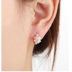 Boucles d'oreilles rondes trèfle 4 feuilles dorées avec cristaux blancs