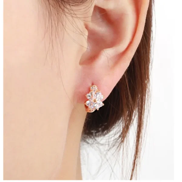 Boucles d&rsquo;oreilles trèfle dorées cristaux blancs