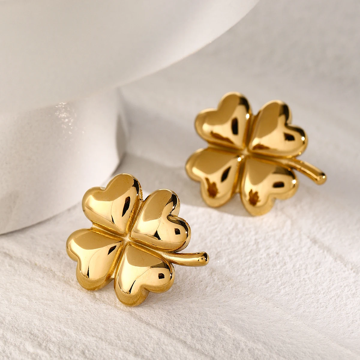 Boucles d'oreilles trèfle 4 feuilles classiques dorées