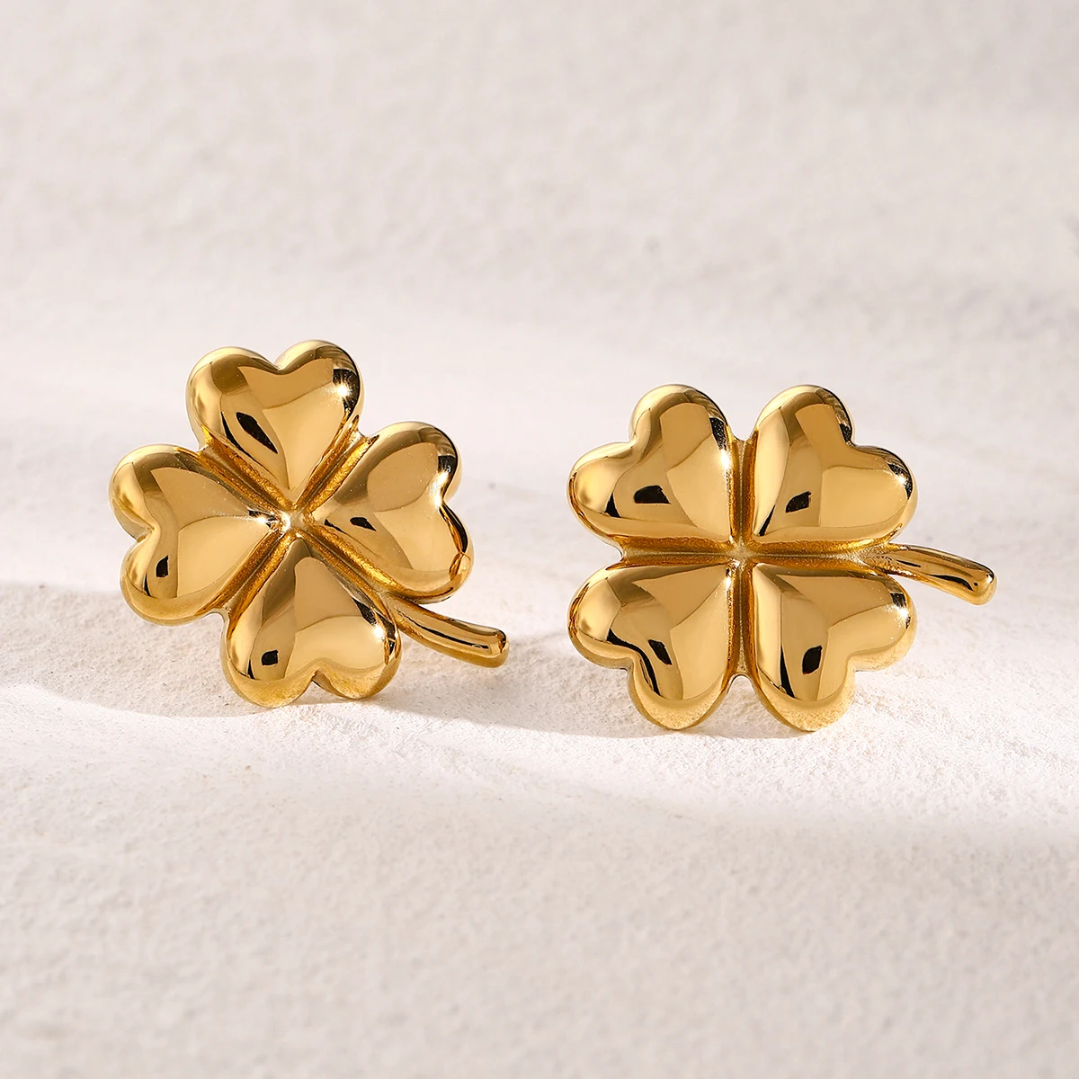 Boucles d'oreilles trèfle 4 feuilles classiques dorées