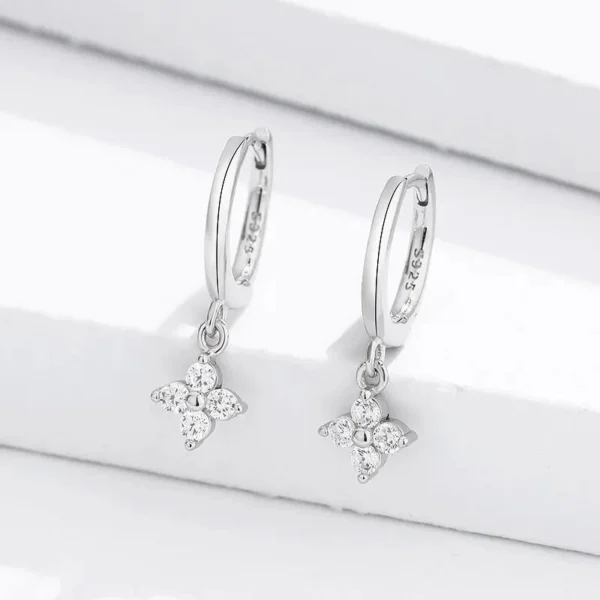 Boucles d&rsquo;oreilles trèfle 4 feuilles pendants argentés
