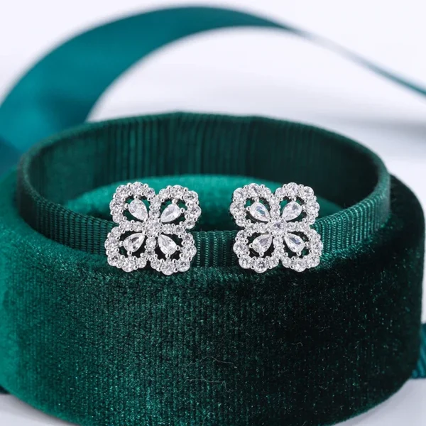 Boucles d&rsquo;oreilles trèfle à feuilles argentées brillantes