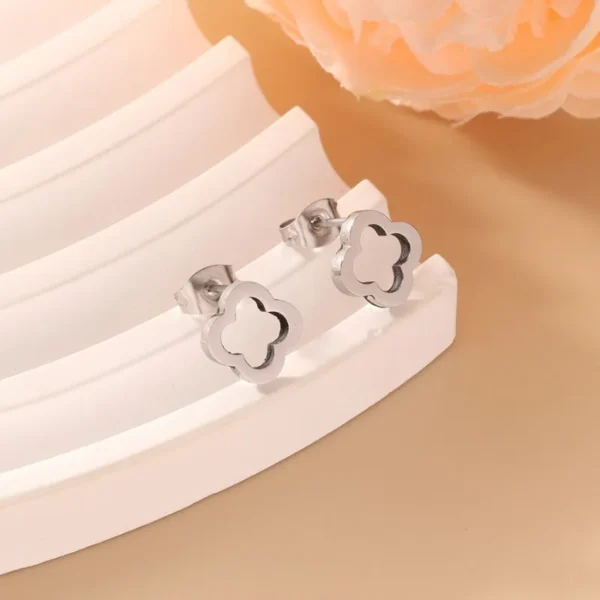 Boucles d&rsquo;oreilles trèfle à feuilles argentées creuses