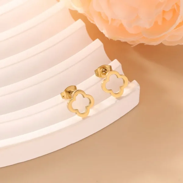 Boucles d&rsquo;oreilles trèfle à feuilles dorées creuses