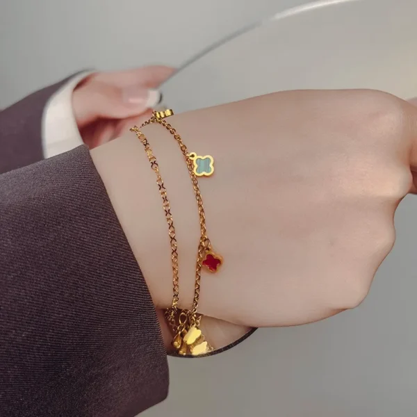 Bracelet doré double avec 5 trèfles multicolores