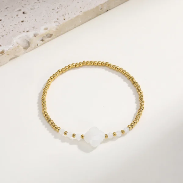 Bracelet trèfle 4 feuilles blanc avec perles dorées