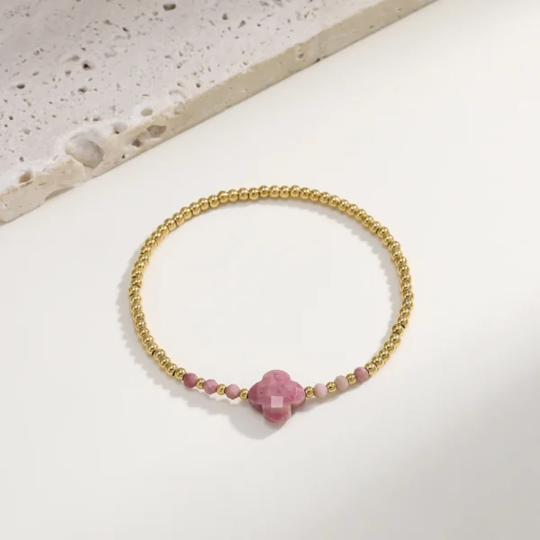 Bracelet trèfle 4 feuilles rose pâle avec perles dorées