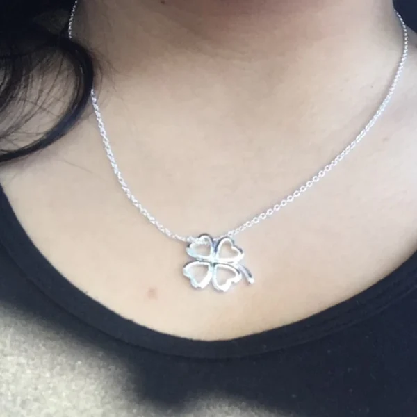 Collier argenté avec pendentif trèfle à 4 feuilles creux