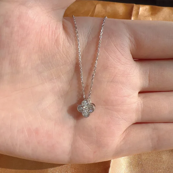 Collier argenté trèfle 4 feuilles avec cristaux