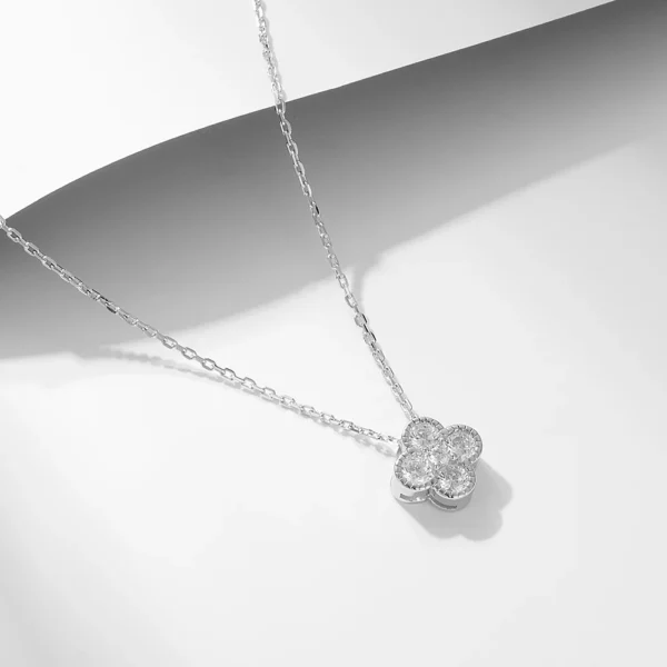 Collier argenté trèfle 4 feuilles avec cristaux