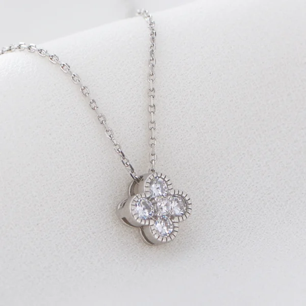 Collier argenté trèfle 4 feuilles avec cristaux
