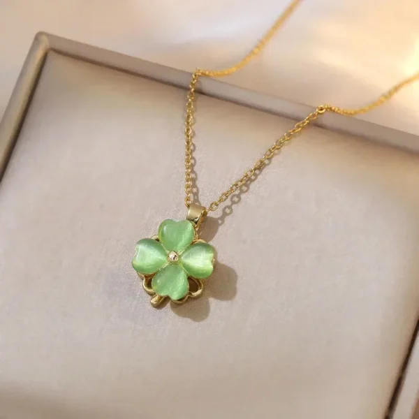 Collier doré avec trèfle vert clair