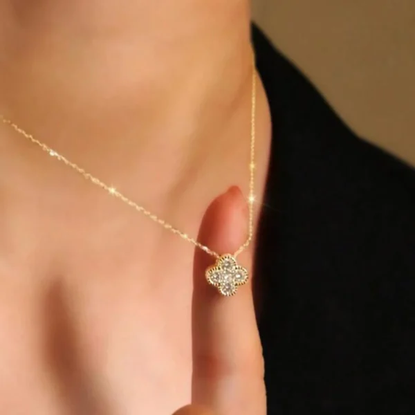 Collier doré trèfle 4 feuilles avec cristaux