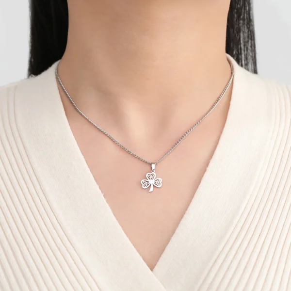 Collier trèfle 3 feuilles argenté design