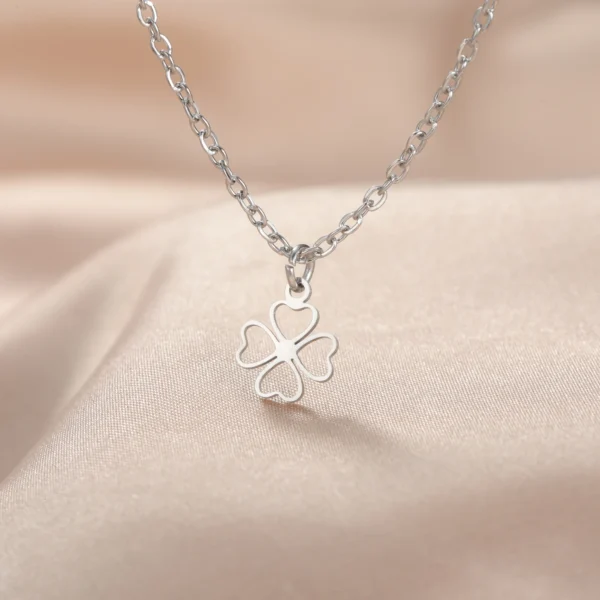 Collier trèfle 4 feuilles argenté creux coeurs