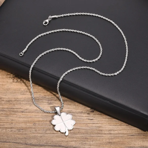 Collier trèfle 4 feuilles design argenté