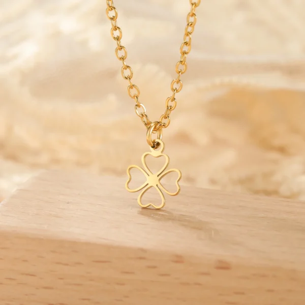Collier trèfle 4 feuilles doré creux coeurs